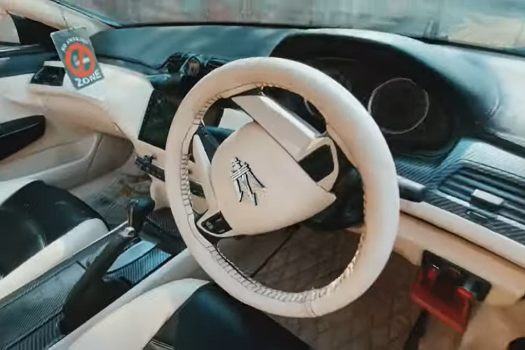 Ở phía trước, tấm lưới tản nhiệt lớn của chiếc Maserati GranCabrio hàng nhái này rõ ràng là không có kích thước phù hợp, và hai đèn pha kiểu projector chế tạo thủ công cũng cho thấy có điểm gì đó không đúng ở chiếc xe này.