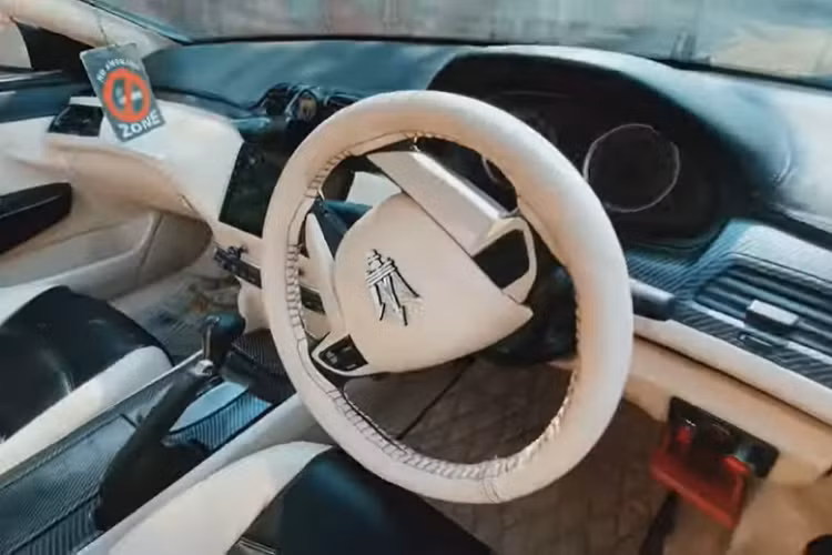 Ở phía trước, tấm lưới tản nhiệt lớn của chiếc Maserati GranCabrio hàng nhái này rõ ràng là không có kích thước phù hợp, và hai đèn pha kiểu projector chế tạo thủ công cũng cho thấy có điểm gì đó không đúng ở chiếc xe này.