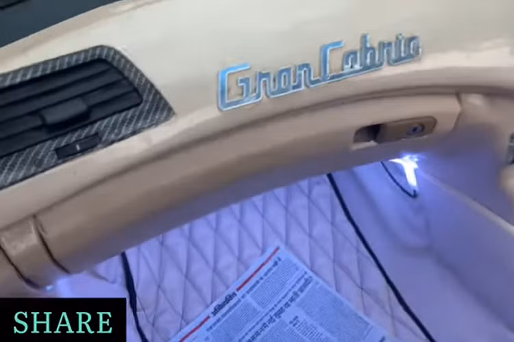 Có lẽ phần ấn tượng nhất của chiếc Honda Accord độ Maserati trá hình này là phần mui vận hành điện tử, cho phép mở và đóng chỉ bằng một nút bấm, cho dù quá trình vận hành có thể không được mượt mà cho lắm.