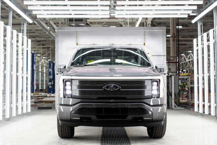 Ford F-150 Lightning là mẫu bán tải thuần điện đầu tiên của hãng xe nước Mỹ, giá xe Ford F-150 Lightning bán khởi điểm từ 39.974 USD (khoảng 919 triệu đồng) và khi áp dụng khoản ưu đãi thuế liên bang trị giá 7.500 USD (khoảng 172 triệu đồng) thì khách hàng chỉ cần trả 32.474 USD (khoảng 747 triệu đồng) cho phiên bản tiêu chuẩn.