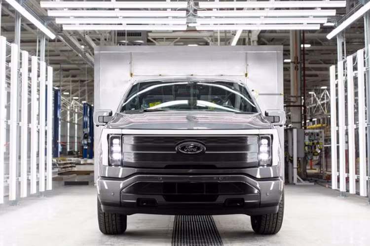 Ford F-150 Lightning là mẫu bán tải thuần điện đầu tiên của hãng xe nước Mỹ, giá xe Ford F-150 Lightning bán khởi điểm từ 39.974 USD (khoảng 919 triệu đồng) và khi áp dụng khoản ưu đãi thuế liên bang trị giá 7.500 USD (khoảng 172 triệu đồng) thì khách hàng chỉ cần trả 32.474 USD (khoảng 747 triệu đồng) cho phiên bản tiêu chuẩn.