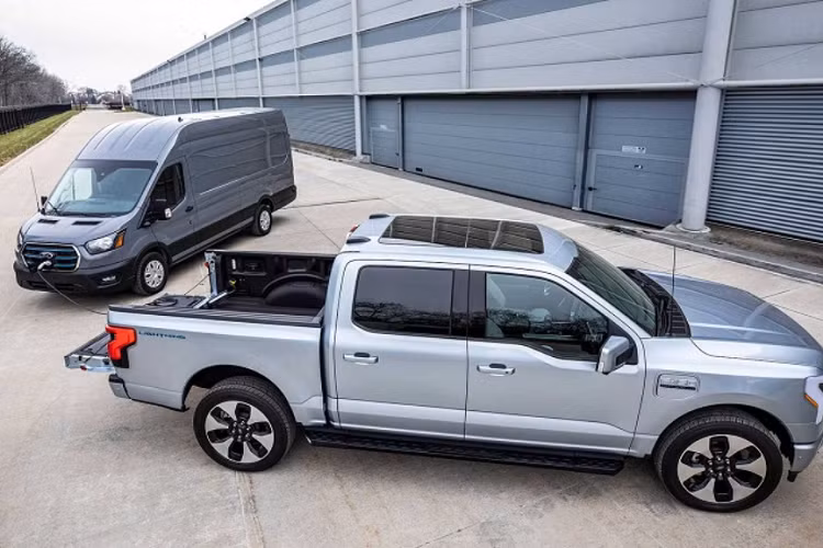 Đánh giá của EPA cho biết Ford F-150 Lightning 2022 bản cơ sở có phạm vi hoạt động tối đa là 370 km, xe cần 49 kWh để di chuyển 161 km, chỉ hơn 1 kWh so với mẫu bán tải điện Rivian R1T. Cũng theo EPA, về tổng thể, F-150 Lightning có hiệu suất pin ấn tượng hơn so với Rivian R1T.