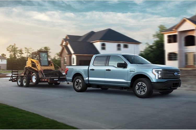 Trong khi đó, phiên bản tầm xa của Ford F-150 Lightning 2022 có thể chạy được khoảng 514 km giữa các lần sạc và bản Platinum đắp đủ "đồ chơi" vẫn có khả năng di chuyển 482 km ở mỗi lần sạc đầy.