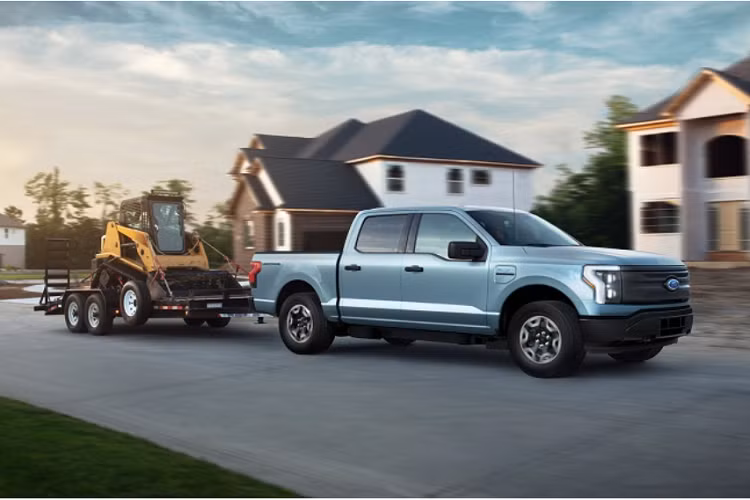 Trong khi đó, phiên bản tầm xa của Ford F-150 Lightning 2022 có thể chạy được khoảng 514 km giữa các lần sạc và bản Platinum đắp đủ "đồ chơi" vẫn có khả năng di chuyển 482 km ở mỗi lần sạc đầy.