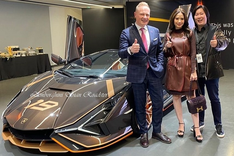 Trong số 19 siêu phẩm Lamborghini Sian Roadster trên toàn cầu, ước tính số lượng xe tại châu Á được cho có không quá 3 chiếc bao gồm luôn siêu phẩm của đại gia Thái Lan mới nhận bàn giao từ đại bản doanh của hãng siêu xe Ý và trước đó là 1 xe Lamborghini Sian Roadster 2 màu xanh và trắng xuất hiện tại đại lý Lamborghini Azabu ở Nhật Bản. Quá trình mua chiếc siêu xe Lamborghini Sian Roadster của đại gia Thái Lan nhận được rất nhiều sự hỗ trợ từ đại lý xe Lamborghini Bangkok.