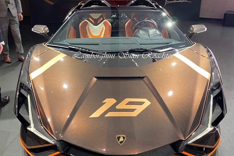 Ngoài bom tấn Lamborghini Sian Roadster mới nhận bàn giao tại đại bản doanh của hãng siêu xe Ý, đại gia Thái Lan này còn là chủ nhân của siêu xe mui trần Lamborghini Aventador SVJ63 Roadster chỉ có 63 chiếc trên toàn thế giới, xe được mang về Thái vào tháng 2 năm ngoái và tay lái xe của xe nằm ở bên phải.