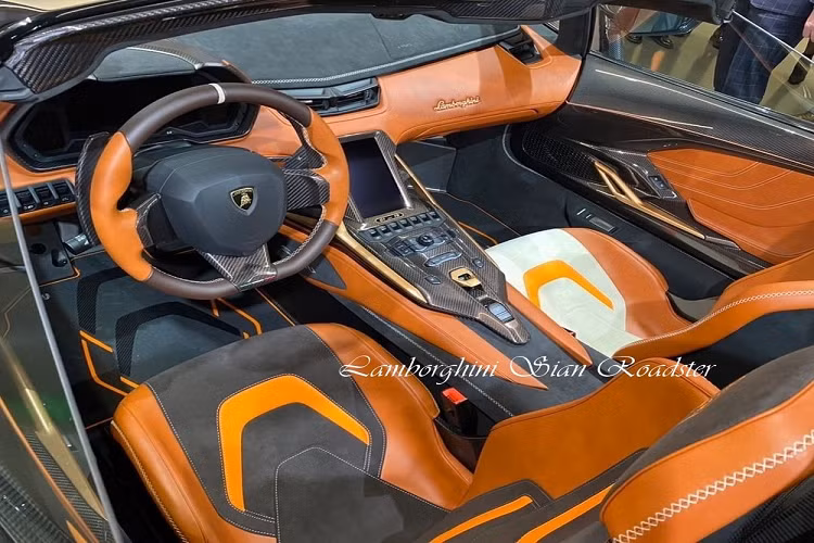 Những hình ảnh do chủ nhân Lamborghini Sian Roadster đầu tiên ở Thái chia sẻ cho thấy có nhiều nhân vật cấp cao của hãng xe Lamborghini chúc mừng trong sự kiện bàn giao xe Sian Roadster cho đại gia này. Hiện chưa rõ chiếc xe Lamborghini Sian Roadster sẽ bao giờ được mang về Thái Lan hay chủ nhân sẽ cho xe định cư ở nước ngoài.