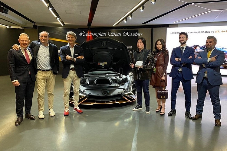 Siêu phẩm Lamborghini Sian Roadster của đại gia Thái Lan sở hữu màu sơn vàng đồng ánh kim rất đặc biệt, đây la tùy chọn được cá nhân hóa và điểm nhấn còn có con số 19 xuất hiện trên nắp capô hay 2 bên thành cửa xe tượng trưng cho 19 xe Lamborghini Sian Roadster được sản xuất toàn cầu. Khá thú vị là chiếc siêu xe triệu đô Lamborghini Sian Roadster này của đại gia Thái sở hữu tay lái thuận, còn luật pháp giao thông tại Thái yêu cầu các xe ô tô phải sử dụng tay lái nghịch, tức nằm bên phải.