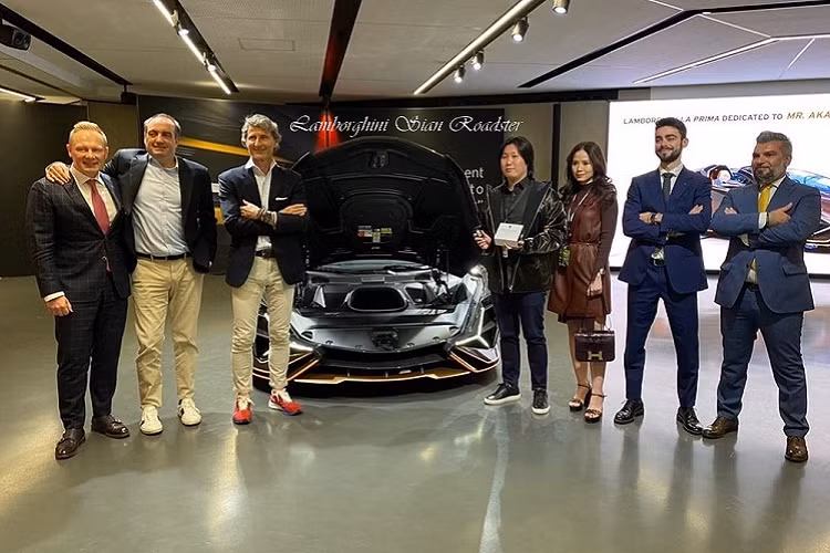 Siêu phẩm Lamborghini Sian Roadster của đại gia Thái Lan sở hữu màu sơn vàng đồng ánh kim rất đặc biệt, đây la tùy chọn được cá nhân hóa và điểm nhấn còn có con số 19 xuất hiện trên nắp capô hay 2 bên thành cửa xe tượng trưng cho 19 xe Lamborghini Sian Roadster được sản xuất toàn cầu. Khá thú vị là chiếc siêu xe triệu đô Lamborghini Sian Roadster này của đại gia Thái sở hữu tay lái thuận, còn luật pháp giao thông tại Thái yêu cầu các xe ô tô phải sử dụng tay lái nghịch, tức nằm bên phải.