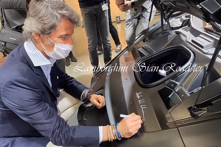 Hãng siêu xe Lamborghini đã thiết kế lại nắp động cơ thấp hơn, đi cùng hai trụ chống lật hai bên nhô cao, vòm qua đầu hành khách để bảo vệ họ. Hai bên hông, phía sau ghế ngồi cũng được thiết kế lại, kết hợp với kính cửa sổ cắt chéo mới giúp hành khách có thể tận hưởng cảm giác thích thú mà xe mang lại nhưng không bị gián đoạn bởi gió bên ngoài.