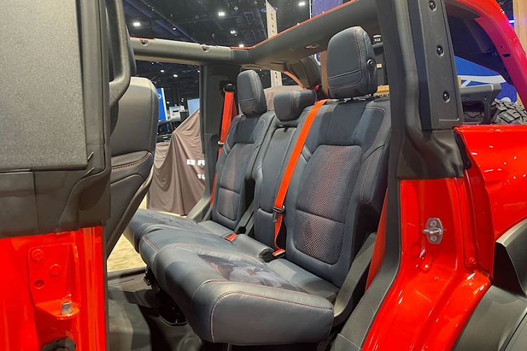 Tương tự ngoại thất, nội thất của Ford Bronco Raptor 2022 cũng có một số trang bị riêng như bảng đồng hồ kỹ thuật số với màn hình 12 inch, vô lăng dày dặn hơn, ốp carbon và ghế thể thao do Ford Performance chế tạo. Ghế của xe có thể bọc bằng vinyl hoặc da lộn, tùy theo lựa chọn của người dùng. Trong khi đó, logo Raptor xuất hiện ở nhiều nơi như vô lăng và tựa đầu ghế.