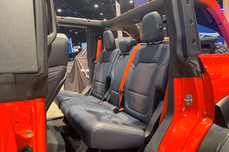 Tương tự ngoại thất, nội thất của Ford Bronco Raptor 2022 cũng có một số trang bị riêng như bảng đồng hồ kỹ thuật số với màn hình 12 inch, vô lăng dày dặn hơn, ốp carbon và ghế thể thao do Ford Performance chế tạo. Ghế của xe có thể bọc bằng vinyl hoặc da lộn, tùy theo lựa chọn của người dùng. Trong khi đó, logo Raptor xuất hiện ở nhiều nơi như vô lăng và tựa đầu ghế.