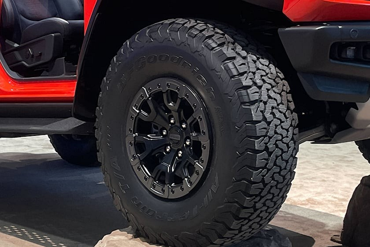 "Trái tim" của Ford Bronco Raptor 2022 là động cơ xăng EcoBoost V6, tăng áp kép, dung tích 3.0L, dự kiến sản sinh công suất tối đa hơn 400 mã lực. Động cơ kết hợp với hộp số tự động 10 cấp và hệ dẫn động 4 bánh với 3 chế độ. Trong khi đó, Ford Bronco thông thường chỉ được trang bị động cơ xăng V6, tăng áp kép, dung tích 2.7L, sản sinh công suất tối đa 310 mã lực và mô-men xoắn cực đại 542 Nm.