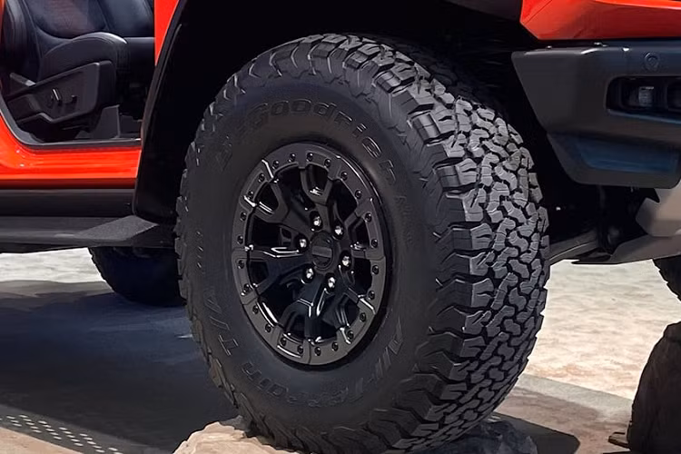 "Trái tim" của Ford Bronco Raptor 2022 là động cơ xăng EcoBoost V6, tăng áp kép, dung tích 3.0L, dự kiến sản sinh công suất tối đa hơn 400 mã lực. Động cơ kết hợp với hộp số tự động 10 cấp và hệ dẫn động 4 bánh với 3 chế độ. Trong khi đó, Ford Bronco thông thường chỉ được trang bị động cơ xăng V6, tăng áp kép, dung tích 2.7L, sản sinh công suất tối đa 310 mã lực và mô-men xoắn cực đại 542 Nm.