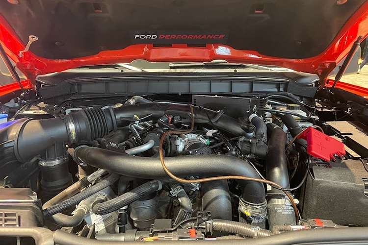 Như thông tin đã đưa, đây là mẫu xe thứ ba của hãng Ford được bổ sung phiên bản Raptor, sau F-150 và Ranger. Đúng như truyền thống, mẫu xe SUV Ford Bronco Raptor 2022 cũng sở hữu động cơ mạnh mẽ hơn và khả năng off-road ấn tượng hơn so với phiên bản tiêu chuẩn.