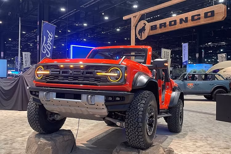 Cuối cùng là gói High Package tiêu chuẩn, bao gồm những trang bị như màn hình thông tin giải trí dạng cảm ứng 12 inch. Trong khi đó, gói Lux Package tùy chọn lại bổ sung hệ thống kiểm soát hành trình thích ứng và hệ thống âm thanh Bang &amp; Olufsen cho xe. Tại thị trường Mỹ, giá xe Ford Bronco Raptor 2022 khởi điểm từ 68.500 USD (khoảng 1,5 tỷ đồng), đắt gấp đôi so với bản thường.