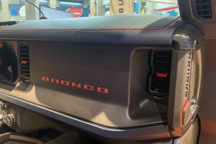 Thêm vào đó là cụm đèn pha LED tích hợp dải đèn LED định vị ban ngày màu hổ phách dành riêng cho Ford Bronco Raptor 2022, đèn sương mù LED và đèn off-road. Cản trước bằng thép do bộ phận Ford Performance phát triển được tích hợp móc kéo. Trên nắp ca-pô và cửa cốp sau có thêm logo "Raptor" như dấu hiệu nhận biết cho phiên bản hiệu suất cao của Ford Bronco mới.