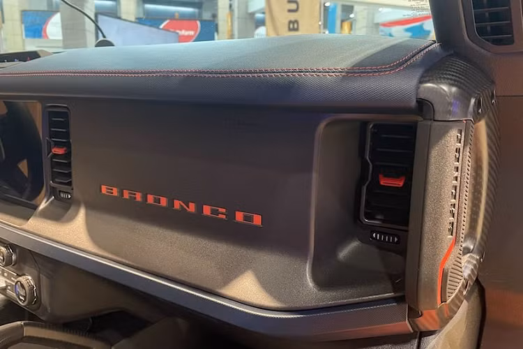 Thêm vào đó là cụm đèn pha LED tích hợp dải đèn LED định vị ban ngày màu hổ phách dành riêng cho Ford Bronco Raptor 2022, đèn sương mù LED và đèn off-road. Cản trước bằng thép do bộ phận Ford Performance phát triển được tích hợp móc kéo. Trên nắp ca-pô và cửa cốp sau có thêm logo "Raptor" như dấu hiệu nhận biết cho phiên bản hiệu suất cao của Ford Bronco mới.