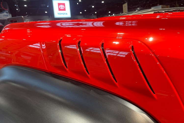 Chưa hết, Ford Bronco Raptor 2022 còn rộng hơn 249 mm so với bản thường nhờ ốp cua lốp mới, giúp cải thiện khả năng ôm cua tốc độ cao. Trong khi đó, chiều cao gầm của tăng 122 mm lên 333 mm. Dù có chiều cao gầm lớn nhưng xe vẫn được bổ sung các tấm ốp kéo dài từ cản trước đến khu vực phía sau động cơ, hộp số và hộp số phụ để bảo vệ toàn bộ hệ truyền động khi chạy qua địa hình xấu.