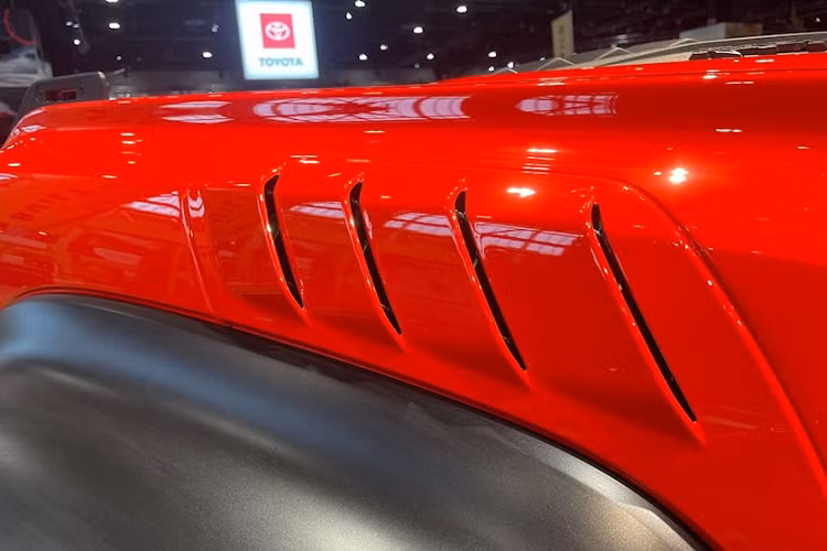 Chưa hết, Ford Bronco Raptor 2022 còn rộng hơn 249 mm so với bản thường nhờ ốp cua lốp mới, giúp cải thiện khả năng ôm cua tốc độ cao. Trong khi đó, chiều cao gầm của tăng 122 mm lên 333 mm. Dù có chiều cao gầm lớn nhưng xe vẫn được bổ sung các tấm ốp kéo dài từ cản trước đến khu vực phía sau động cơ, hộp số và hộp số phụ để bảo vệ toàn bộ hệ truyền động khi chạy qua địa hình xấu.