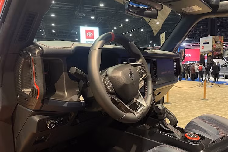 Kể cả không hiểu biết nhiều về kỹ thuật, chúng ta vẫn có thể nhận ra sự khác biệt giữa Ford Bronco Raptor 2022 và bản thường nhờ thiết kế ngoại thất. Đầu tiên là lưới tản nhiệt với logo cỡ lớn của hãng Ford nằm ở giữa và chắn bùn trước có thêm khe gió.