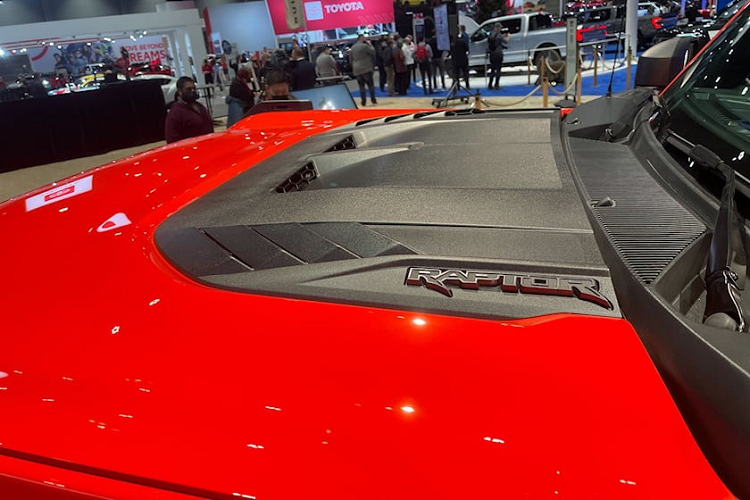 Để cải thiện khả năng chạy off-road, hãng Ford còn bổ sung hệ thống kiểm soát địa hình G.O.A.T. (Goes Over Any Type of Terrain) Terrain Management System với 7 chế độ tùy chọn cho Bronco Raptor 2022. Trong đó, có chế độ Baja để xe chạy tốc độ cao trên sa mạc.