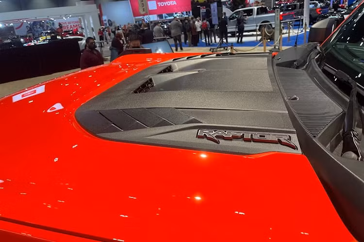 Để cải thiện khả năng chạy off-road, hãng Ford còn bổ sung hệ thống kiểm soát địa hình G.O.A.T. (Goes Over Any Type of Terrain) Terrain Management System với 7 chế độ tùy chọn cho Bronco Raptor 2022. Trong đó, có chế độ Baja để xe chạy tốc độ cao trên sa mạc.