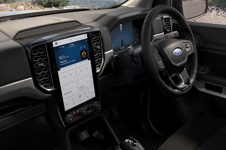 Ngoài ra, các bản Double Cab của Ford Ranger XLT 2022 còn có thêm hệ thống điều hòa tự động 2 vùng độc lập và cửa gió điều hòa cho hàng ghế sau. Một phần lý do khiến giá xe Ford Ranger XLT 2022 rẻ hơn 2 phiên bản Sport và Wildtrak chính là hệ thống an toàn.