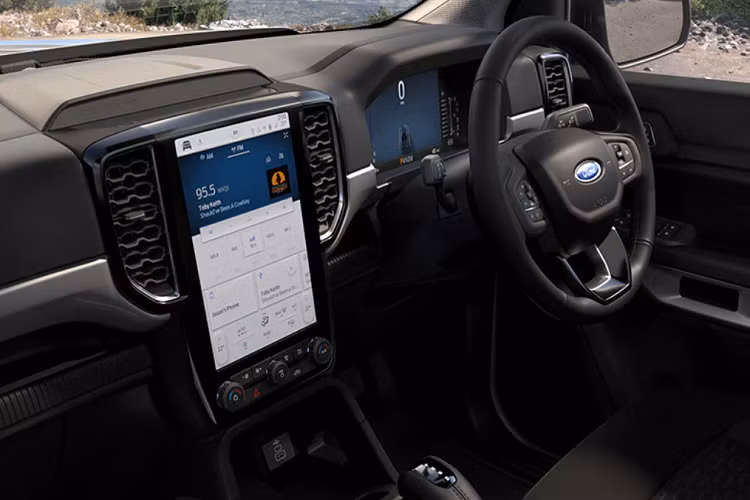 Ngoài ra, các bản Double Cab của Ford Ranger XLT 2022 còn có thêm hệ thống điều hòa tự động 2 vùng độc lập và cửa gió điều hòa cho hàng ghế sau. Một phần lý do khiến giá xe Ford Ranger XLT 2022 rẻ hơn 2 phiên bản Sport và Wildtrak chính là hệ thống an toàn.