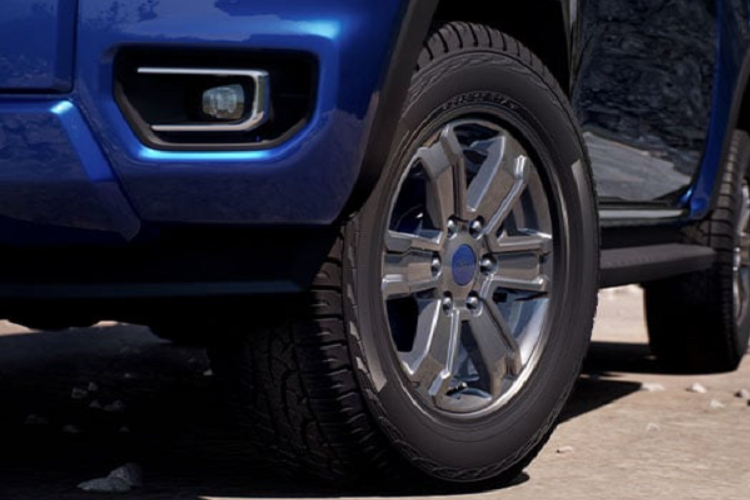 Ở bản cao cấp nhất, Ford Ranger 2022 có hệ thống hỗ trợ giữ làn đường, hỗ trợ phanh tự động tích hợp phát hiện người đi bộ, cảnh báo va chạm phía trước đi kèm hỗ trợ phanh, cảnh báo chệch làn đường, phát hiện điểm mù, cảnh báo phương tiện cắt ngang khi lùi, camera 360 độ, hỗ trợ phanh khi lùi, hỗ trợ đánh lái tránh va chạm và cảm biến khoảng cách phía trước.