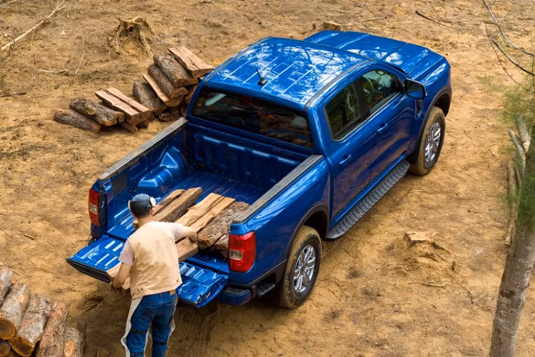 Hai phiên bản Sport và Wildtrak của dòng Ford Ranger 2022 tại Thái Lan có giá từ 929.000 - 1.299.000 Baht (629 - 881 triệu đồng). Ford Ranger XLT 2022 có 2 cấu hình là Open Cab (cabin đơn 2 chỗ) và Double Cab (cabin đôi 5 chỗ). Trong đó, cấu hình Open Cab có chiều cao 1.874 mm, thấp hơn 10 mm so với Double Cab. Thùng sau của cấu hình Double Cab lại ngắn hơn 278 mm so với Open Cab, chỉ đạt 1.862 mm.