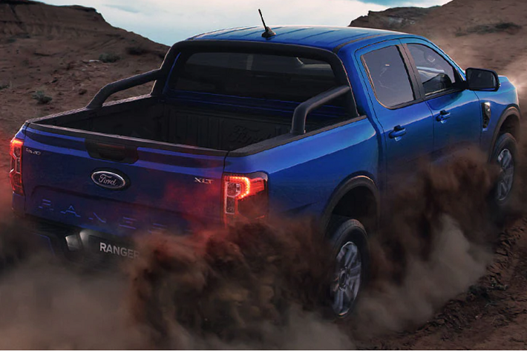 Nằm bên dưới nắp ca-pô của Ford Ranger XLT 2022 tại thị trường Thái Lan là động cơ diesel 4 xi-lanh, tăng áp đơn, dung tích 2.0L, tạo ra công suất tối đa 170 mã lực và mô-men xoắn cực đại 405 Nm. Động cơ kết hợp với hộp số tự động 6 cấp hoặc hộp số sàn 6 cấp. Bên cạnh đó là hệ dẫn động 1 cầu hoặc 2 cầu. Phiên bản dẫn động 2 cầu sẽ có thêm khóa vi sai điện tử trên cầu sau.