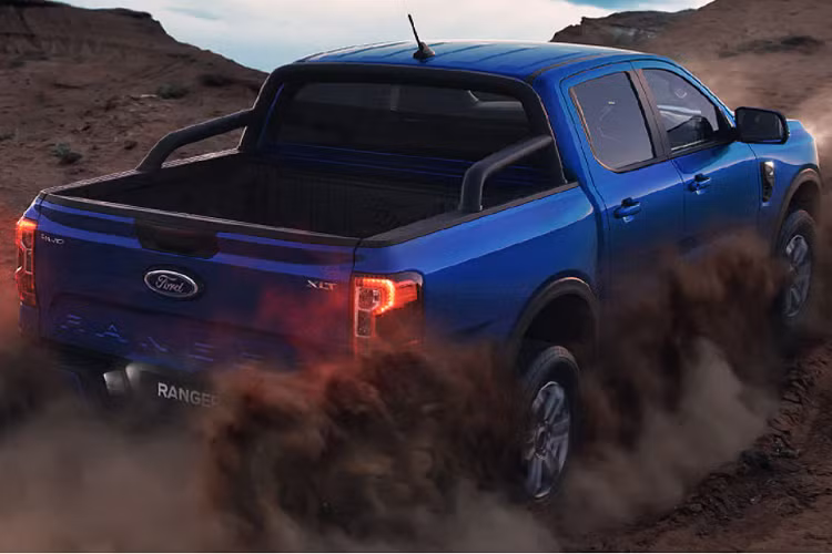 Nằm bên dưới nắp ca-pô của Ford Ranger XLT 2022 tại thị trường Thái Lan là động cơ diesel 4 xi-lanh, tăng áp đơn, dung tích 2.0L, tạo ra công suất tối đa 170 mã lực và mô-men xoắn cực đại 405 Nm. Động cơ kết hợp với hộp số tự động 6 cấp hoặc hộp số sàn 6 cấp. Bên cạnh đó là hệ dẫn động 1 cầu hoặc 2 cầu. Phiên bản dẫn động 2 cầu sẽ có thêm khóa vi sai điện tử trên cầu sau.