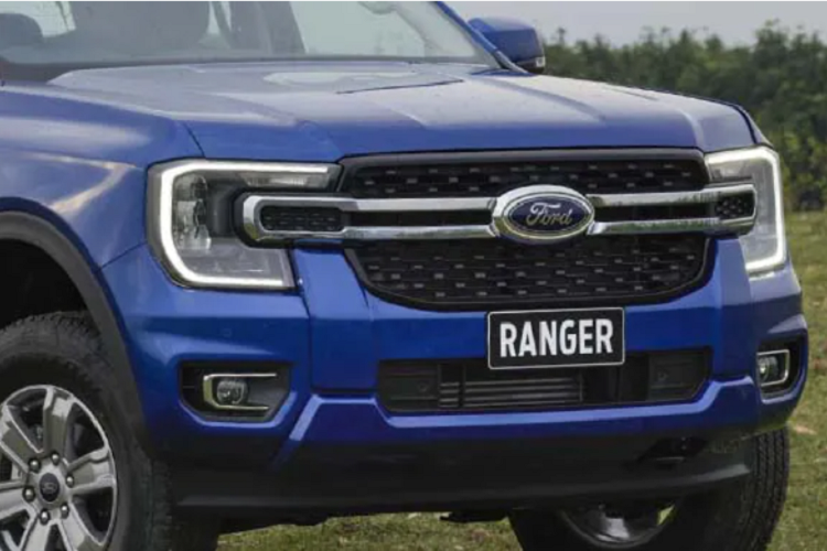 Cụ thể, trang bị an toàn của bản XLT khá cơ bản với 6 túi khí (cấu hình Double Cab), 2 túi khí (cấu hình Open Cab), hệ thống chống bó cứng phanh ABS, phân bổ lực phanh điện tử EBD và hỗ trợ khởi hành ngang dốc. Các bản dùng hộp số tự động sẽ có thêm hệ thống cân bằng điện tử và hệ thống chống trượt. Như vậy, xe không hề có những tính năng an toàn hiện đại phiên bản Wildtrak.