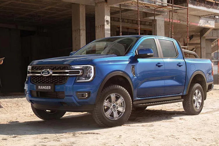Sau Thái Lan, Ford Ranger XLT 2022 nói riêng và Ranger thế hệ mới nói chung cũng sẽ sớm được ra mắt Việt Nam trong thời gian tới. Hình ảnh những chiếc Ford Ranger 2022 thuộc 3 phiên bản XLS tiêu chuẩn, XLT và Wildtrak chạy thử tại Việt Nam được lan truyền trên mạng đã phần nào chứng tỏ điều này.