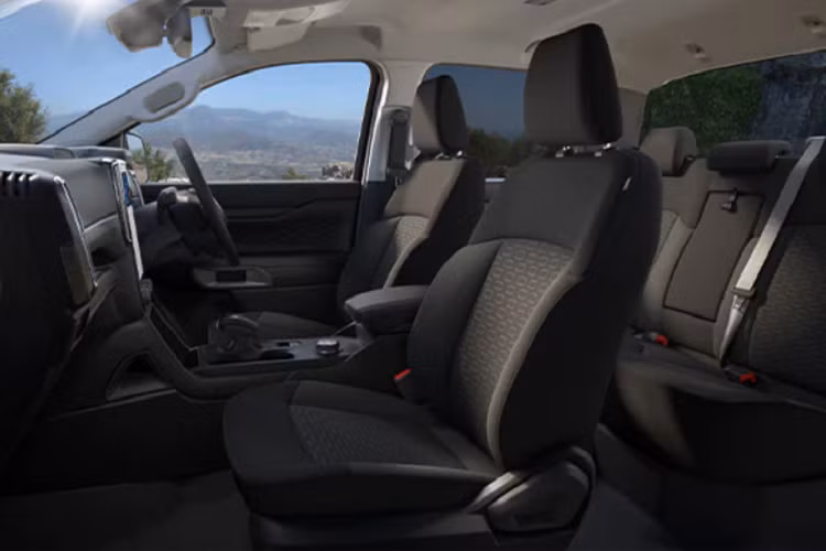 Tiếp đến là những trang bị nội thất như bảng đồng hồ với màn hình màu 8 inch, vô lăng bọc da/chỉnh 4 hướng/tích hợp phím chức năng, màn hình thông tin giải trí 10,1 inch, hỗ trợ Apple CarPlay/Android Auto, kết nối Bluetooth, ra lệnh bằng giọng nói, điều hòa tự động, cổng USB trên gương chiếu hậu, cửa sổ trước chỉnh điện 1 chạm, ghế bọc nỉ, ghế lái chỉnh tay 6 hướng, ghế phụ lái chỉnh tay 4 hướng, nút bấm khởi động máy, mở cửa không cần chìa khóa, 2 cổng USB và 6 loa.