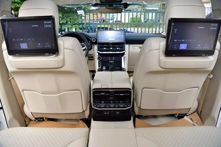 Các tiện nghi hiện đại ở mẫu SUV địa hình cũng rất đầy đủ, như sạc điện thoại không dây vốn chỉ thấy trên các mẫu xe cao cấp, hệ thống điều hoà tự động 4 vùng độc lập, dàn âm thanh 14 loa của thương hiệu JBL, màn hình giải trí 12.3 inch tích hợp cảm ứng, định vị bản đồ, điều chỉnh các chức năng điều hoà, kết nối Apple CarPlay và Android Auto, màn hình hiển thị thông tin lên kính lái.