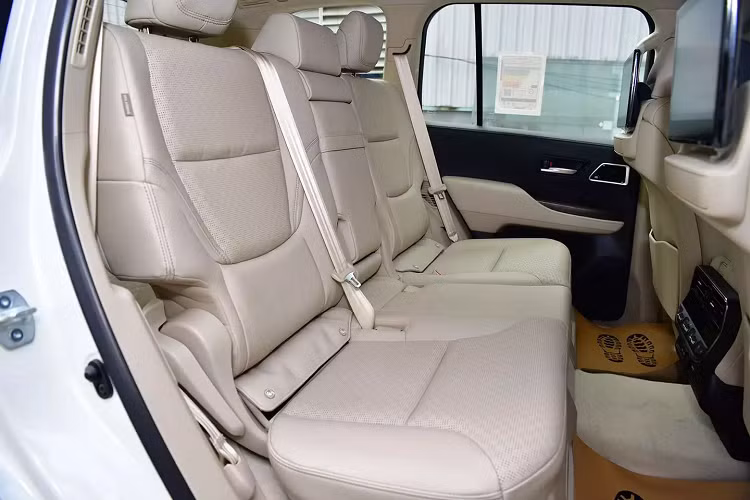 Dù chưa thực sự hiện đại, số lượng phím bấm vật lý vẫn còn khá nhiều nhưng cách bố trí khu vực bảng điều khiển trung tâm ở Land Cruiser thế hệ mới đã tinh gọn hơn trước.