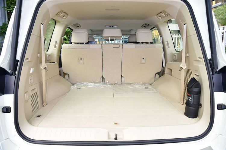 Mẫu xe được trang bị an toàn tiêu chuẩn như chống bó cứng phanh ABS, hỗ trợ lực phanh khẩn cấp BA, phân phối lực phanh điện tử EBD, cân bằng điện tử VSC, kiểm soát lực kéo chủ động, khởi hành ngang dốc, hỗ trợ đổ đèo, cảnh báo áp suất lốp, cảnh báo điểm mù, cảnh báo phương tiện cắt ngang phía sau. Xe có 10 tủi khí và cảm biến đỗ xe ở cả phía trước và sau. Bản VX 70 th này thiếu gói an toàn chủ động Toyota Safety Sense