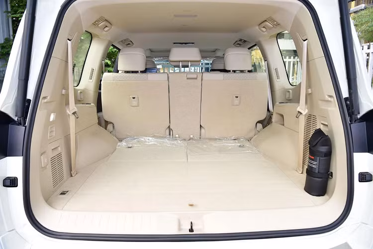 Mẫu xe được trang bị an toàn tiêu chuẩn như chống bó cứng phanh ABS, hỗ trợ lực phanh khẩn cấp BA, phân phối lực phanh điện tử EBD, cân bằng điện tử VSC, kiểm soát lực kéo chủ động, khởi hành ngang dốc, hỗ trợ đổ đèo, cảnh báo áp suất lốp, cảnh báo điểm mù, cảnh báo phương tiện cắt ngang phía sau. Xe có 10 tủi khí và cảm biến đỗ xe ở cả phía trước và sau. Bản VX 70 th này thiếu gói an toàn chủ động Toyota Safety Sense