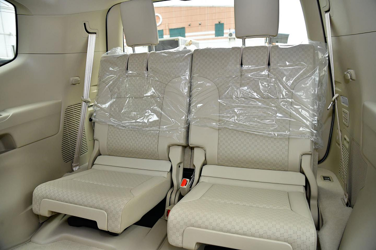 Hàng ghế thứ hai vẫn là chỉnh cơ nhưng thao tác nhẹ nhàng, người dùng không tốn quá nhiều lực. Tông màu trắng kem ở nội thất giúp người dùng cảm nhận được độ rộng rãi so với các màu trầm.