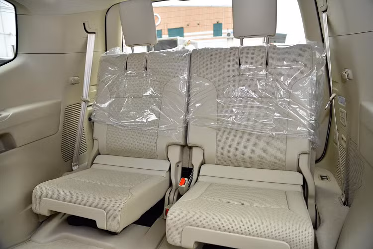 Hàng ghế thứ hai vẫn là chỉnh cơ nhưng thao tác nhẹ nhàng, người dùng không tốn quá nhiều lực. Tông màu trắng kem ở nội thất giúp người dùng cảm nhận được độ rộng rãi so với các màu trầm.