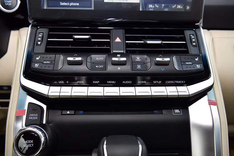 Tương tự bản thường, Land Cruiser LC300 bản kỉ niệm được trang bị động cơ V6 tăng áp kép dung tích 3.5 lít cho công suất 409 mã lực tại vòng tua 5.200 vòng/phút, mô-men xoắn tối đa 650 Nm từ dải vòng tua 2.000 đến 3.200 vòng/phút.