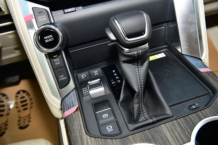 Những tiểu tiết này mang đến hiệu ứng thị giác chiếc Toyota Land Cruiser VX 2022 kỉ niệm 70 năm bệ vệ hơn bản chính hãng, đặc biệt khi nhìn từ sườn xe. Chiều dài xe (5.145 mm) tăng lên đôi chút so với bản thường (4.965 mm). Đèn pha LED có tính năng tự động bật, tắt và cân bằng góc chiếu. Đèn hậu cũng là đèn LED.