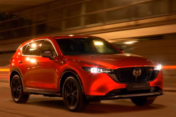  Mazda CX-5 bản nâng cấp đã chính thức trình làng vào hồi tháng 9 năm ngoái. Chẳng bao lâu sau đó, đã có tin đồn cho rằng mẫu crossover hạng C này sẽ ra mắt thị trường Thái Lan trong tháng 10/2021. Tuy nhiên, hóa ra, Mazda CX-5 2022 dành cho thị trường Thái Lan vẫn mang thiết kế cũ. Mãi đến hôm 1/4 vừa qua, Mazda CX-5 2022 mới chính thức được giới thiệu tại Đông Nam Á, cụ thể là Indonesia.