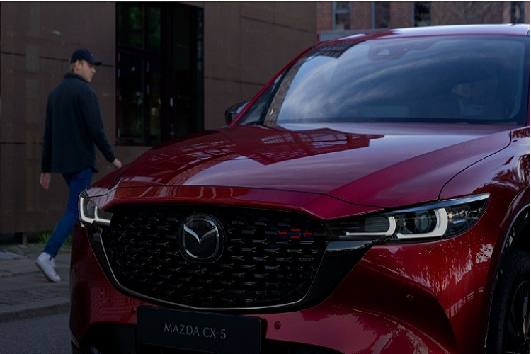 Tương tự xe ở thị trường Mỹ và Trung Quốc, Mazda CX-5 2022 tại Indonesia cũng được cải tiến nhẹ trong thiết kế ngoại thất. Theo đó, mẫu xe này được bổ sung lưới tản nhiệt mới, được bao quanh bằng nẹp dày dặn hơn nhưng không kéo dài hết đèn pha như phiên bản cũ. Tiếp đến là cụm đèn pha LED thích ứng với 2 dải đèn LED định vị ban ngày hình chữ "L" bên trong.