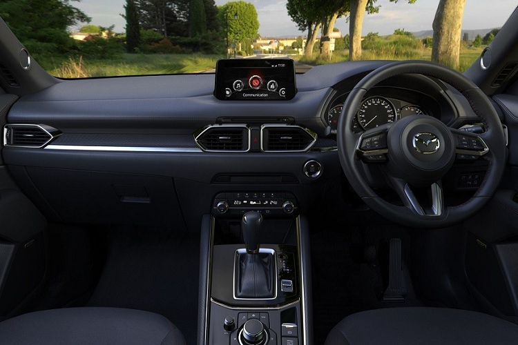 Mazda CX-5 2022 tại Indonesia có những trang bị đáng chú ý như màn hình thông tin giải trí dạng cảm ứng 8 inch, hỗ trợ Apple CarPlay/Android Auto, hệ thống âm thanh Bose 10 loa,...