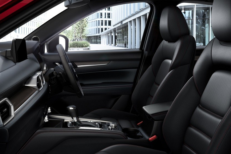 Bên trong Mazda CX-5 2022 tại Indonesia là không gian nội thất 5 chỗ bọc da như trước. Riêng bản Kuro sẽ đi kèm nội thất màu đen với chỉ khâu màu đỏ ở vô lăng, cần số, bệ tì tay trên cửa và cụm điều khiển trung tâm.