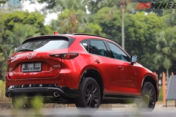 Đằng sau, Mazda CX-5 2022 có thêm cụm đèn hậu LED mới với thiết kế tương tự đèn pha. Thêm vào đó là đèn phản quang nhỏ hơn, nằm cao hơn trước và cản sau mới. Riêng tem chữ nổi trên cửa cốp sau được áp dụng phông chữ mới của hãng Mazda, theo phong cách giống CX-30.