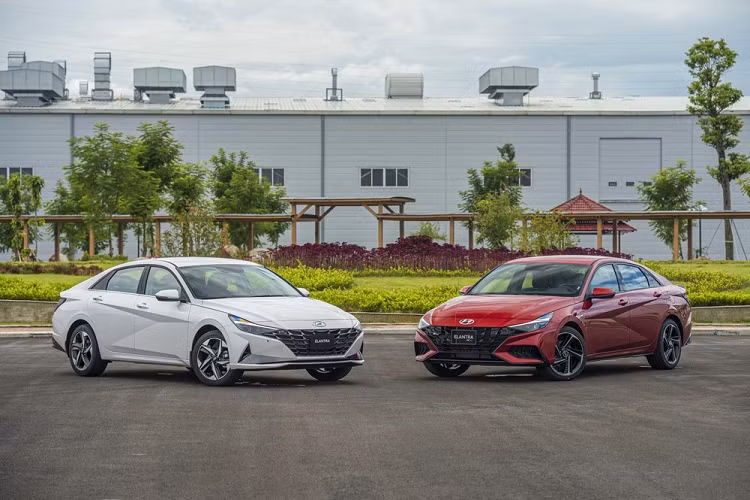  Hyundai Elantra 2023 tại Việt Nam đã chính thức ra mắt và đang là chủ đề “hot” được nhiều người dùng quan tâm, bởi thế hệ mới của mẫu sedan hạng C này không chỉ có nhiều thay đổi đáng chú ý mà giá bán lại còn nằm ở mức hấp dẫn, có phiên bản rẻ ngang Kia K3, bản cao nhất lại chưa tới 800 triệu đồng (bản N-line hiệu suất cao).